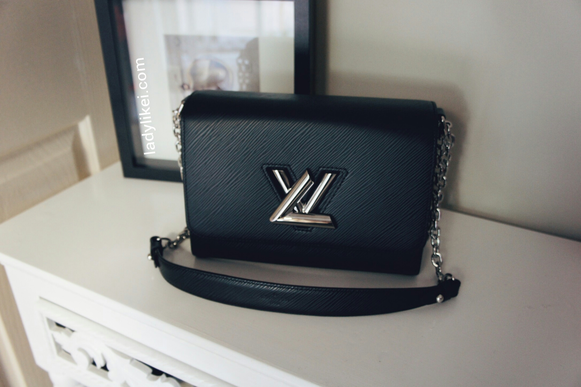 Túi Nữ Louis Vuitton Twist MM Bag Black M21025  LUXITY